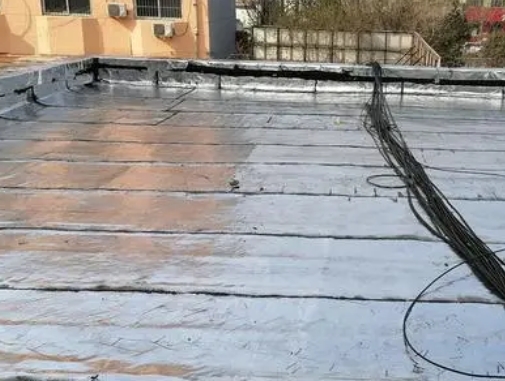 吴江卫生间漏水维修公司分享下吴江屋面楼顶防水刚性防水层施工要点。